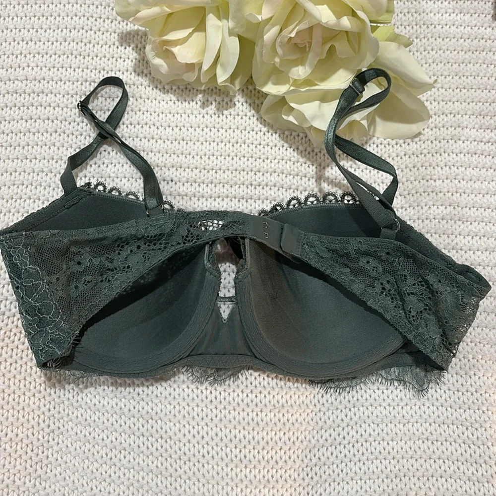 Victoria's Secret Lace Underwire Bra - Picture 2 of 4
